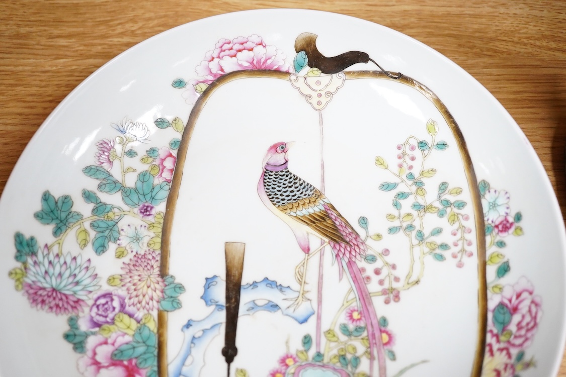 A Chinese Famille rose dish, 21.5cm
